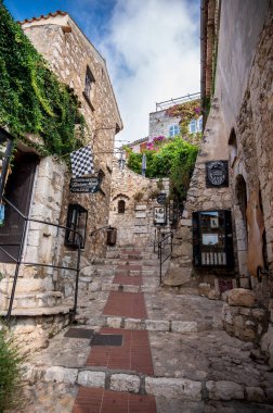 Eze, Fransa - 7 Ağustos 2024: Fransa 'nın orta çağ köyü Eze' de eski binalar ve dar sokaklar.