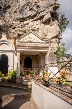 Fransa 'nın Eze kentindeki ortaçağ köyünde eski bir mezarlık.