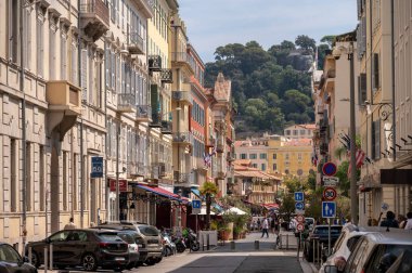 Nice, Fransa - 7 Ağustos 2024: Fransa 'nın Nice kentindeki eski şehir sokağı.