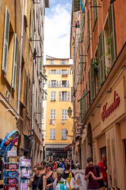 Nice, Fransa - 7 Ağustos 2024: Fransa 'nın Nice kentindeki eski şehir sokağı.