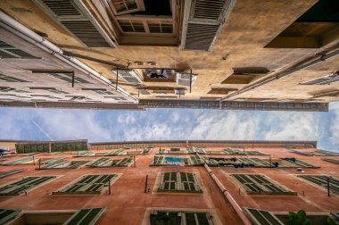 Fransız şehri Nice 'teki eski kasaba mimarisi..