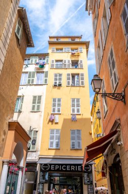 Nice, Fransa - 7 Ağustos 2024: Fransa 'nın Nice kentindeki eski şehir sokağı.