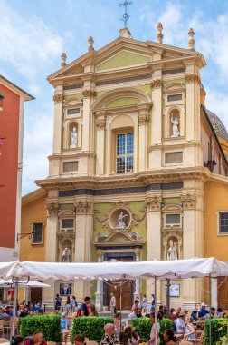 Güzel, Fransa - 7 Ağustos 2024: Güzel Eski Güzel Kasabadaki Güzel Katedral Manzarası.