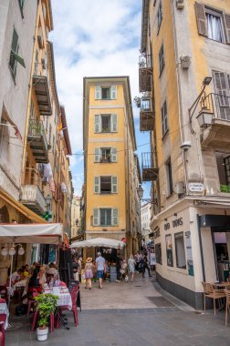 Nice, Fransa - 7 Ağustos 2024: Fransa 'nın Nice kentindeki eski şehir sokağı.