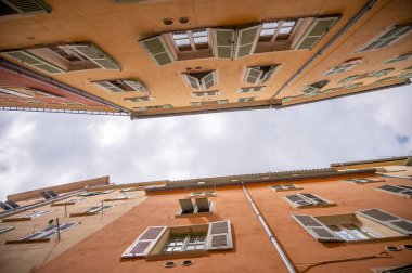 Fransız şehri Nice 'teki eski kasaba mimarisi..