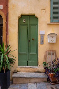 Fransa 'nın Villefranche Sur Mer kentindeki eski şehir caddesi.