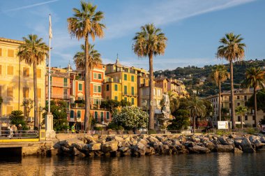 Santa Margherita Ligure, İtalya - 10 Ağustos 2024: Erken sabah güneşi Santa Margherita İtalyan limanındaki binaları ısıtıyor.
