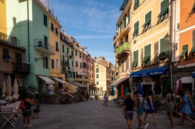 Vernazza, İtalya - 10 Ağustos 2024: Vernazza 'nın kalbinde Roma yoluyla görüntüler.