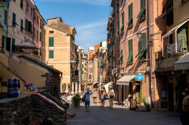 Vernazza, İtalya - 10 Ağustos 2024: Vernazza 'nın kalbinde Roma yoluyla görüntüler.