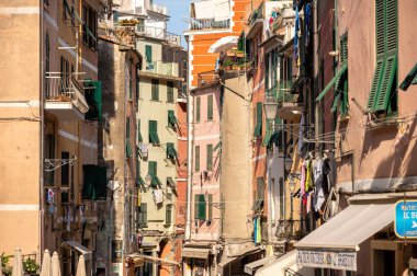 Vernazza, İtalya - 10 Ağustos 2024: Vernazza 'nın kalbinde Roma yoluyla görüntüler.