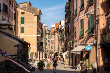 Vernazza, İtalya - 10 Ağustos 2024: Vernazza 'nın kalbinde Roma yoluyla görüntüler.