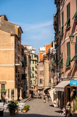 Vernazza, İtalya - 10 Ağustos 2024: Vernazza 'nın kalbinde Roma yoluyla görüntüler.