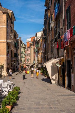 Vernazza, İtalya - 10 Ağustos 2024: Vernazza 'nın kalbinde Roma yoluyla görüntüler.