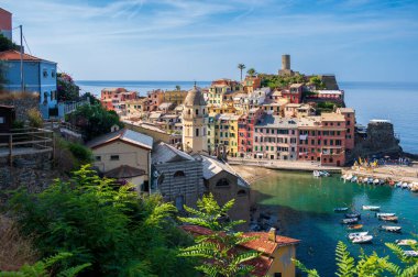 Cinque Terre 'deki güzel Vernazza köyünün kuş bakışı manzarası..