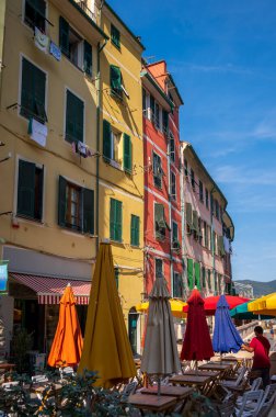 Vernazza, İtalya - 10 Ağustos 2024 Via Visconti 'deki Vernazza' nın göbeğindeki renkli binalar.