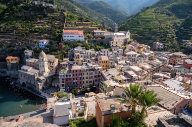 Cinque Terre 'deki güzel Vernazza köyünün kuş bakışı manzarası..
