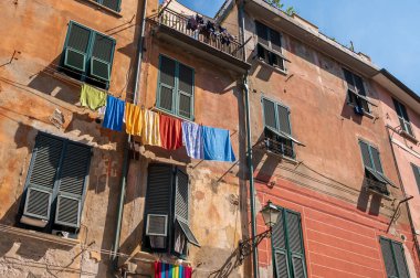 Vernazza 'nın göbeğindeki Romanlar aracılığıyla giysi iplerindeki havlular.