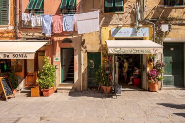 Vernazza, İtalya - 10 Ağustos 2024: Vernazza 'nın kalbinde Roma yoluyla görüntüler.