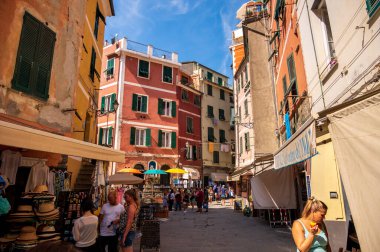 Vernazza, İtalya - 10 Ağustos 2024: Vernazza 'nın kalbinde Roma yoluyla görüntüler.
