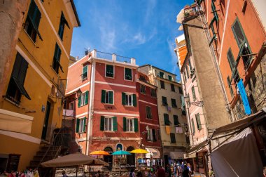 Vernazza, İtalya - 10 Ağustos 2024: Vernazza 'nın kalbinde Roma yoluyla görüntüler.