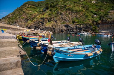 Vernazza, İtalya - 10 Ağustos 2024: Cinque Terre kasabasındaki küçük tekne limanı.