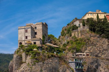 Monterosso al Mare, İtalya - 10 Ağustos 2024: Monterosso 'nun güzel Cinque Terre kasabasının manzaraları.