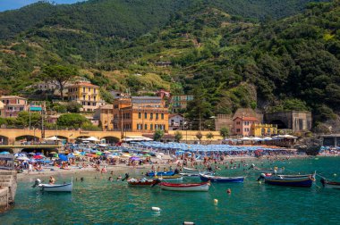 Monterosso al Mare, İtalya - 10 Ağustos 2024: Monterosso 'nun güzel Cinque Terre kasabasındaki sahil manzarası.