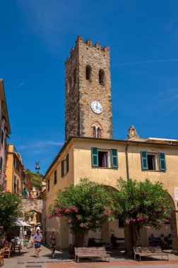 Monterosso al Mare, İtalya - 10 Ağustos 2024: Monterosso Cinque Terre kasabasının güzel sokakları.