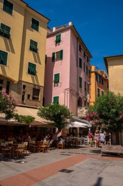 Monterosso al Mare, İtalya - 10 Ağustos 2024: Monterosso Cinque Terre kasabasının güzel sokakları.