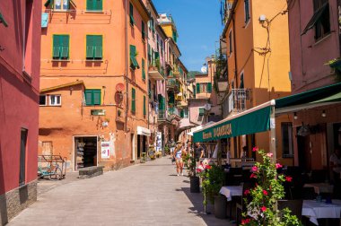 Monterosso al Mare, İtalya - 10 Ağustos 2024: Monterosso Cinque Terre kasabasının güzel sokakları.