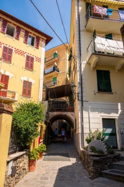Monterosso al Mare, İtalya - 10 Ağustos 2024: Monterosso Cinque Terre kasabasının güzel sokakları.
