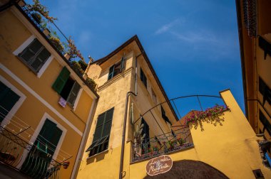 Monterosso al Mare, İtalya - 10 Ağustos 2024: Monterosso Cinque Terre kasabasının güzel sokakları.