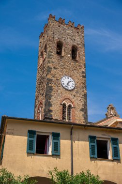 Monterosso Cinque Terre kasabasındaki eski saat kulesi..