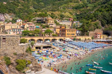 Monterosso al Mare, İtalya - 10 Ağustos 2024: Monterosso 'nun güzel Cinque Terre kasabasındaki sahil manzarası.