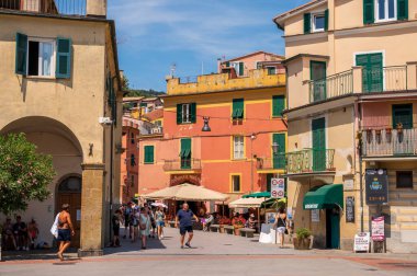 Monterosso al Mare, İtalya - 10 Ağustos 2024: Monterosso 'nun güzel Cinque Terre kasabasındaki sokakları görmek.