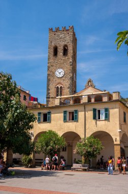 Monterosso al Mare, İtalya - 10 Ağustos 2024: Monterosso 'nun güzel Cinque Terre kasabasındaki sokakları görmek.