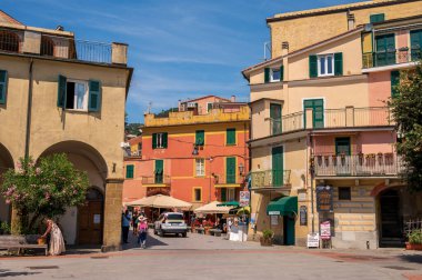 Monterosso al Mare, İtalya - 10 Ağustos 2024: Monterosso 'nun güzel Cinque Terre kasabasındaki sokakları görmek.
