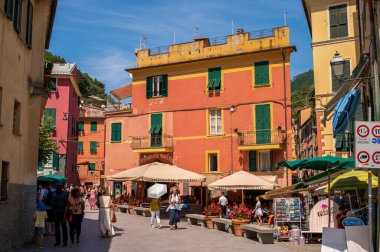 Monterosso al Mare, İtalya - 10 Ağustos 2024: Monterosso 'nun güzel Cinque Terre kasabasındaki sokakları görmek.