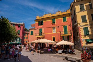 Monterosso al Mare, İtalya - 10 Ağustos 2024: Monterosso 'nun güzel Cinque Terre kasabasındaki sokakları görmek.