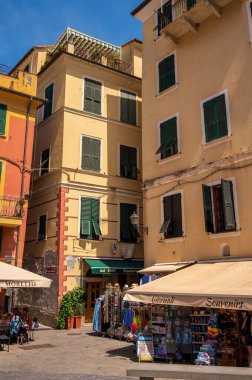 Monterosso al Mare, İtalya - 10 Ağustos 2024: Monterosso 'nun güzel Cinque Terre kasabasındaki sokakları görmek.