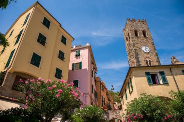 Monterosso 'nun güzel Cinque Terre kasabasındaki saat kulesi..