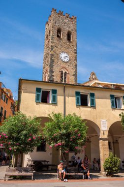 Monterosso al Mare, İtalya - 10 Ağustos 2024: Monterosso 'nun güzel Cinque Terre kasabasındaki sokakları görmek.