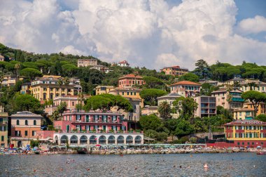 Santa Margherita Ligure, İtalya - 10 Ağustos 2024: Santa Margherita Limanı 'na doğru bakın.