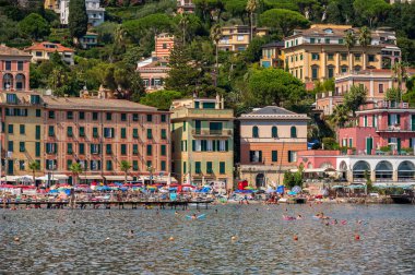 Santa Margherita Ligure, İtalya - 10 Ağustos 2024: Santa Margherita Limanı 'na doğru bakın.