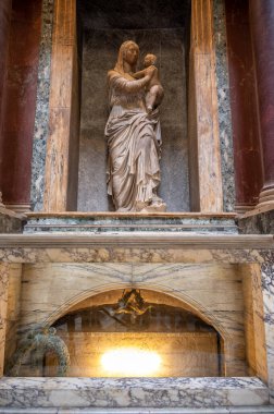 Roma, İtalya - 15 Ağustos 2024: Roma 'da Raphael' in Mezarı, Hadrian tarafından 126 yılında inşa edilen ünlü tapınak..