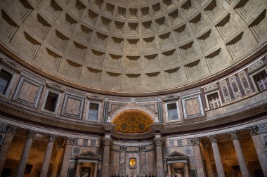 Roma, İtalya - 15 Ağustos 2024: Roma 'da Pantheon' un içinde, Hadrian tarafından 126 yılında inşa edilen ünlü tapınak.