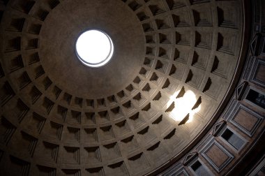 Roma, İtalya - 15 Ağustos 2024: Roma 'da Pantheon' un içinde, Hadrian tarafından 126 yılında inşa edilen ünlü tapınak.