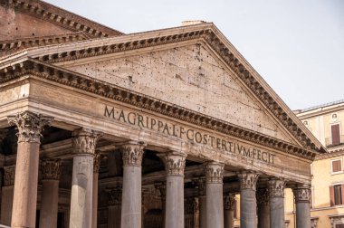 Roma, İtalya - 15 Ağustos 2024: Roma 'daki Pantheon' un dışı, Hadrian tarafından MS 126 'da inşa edilen ünlü tapınak.