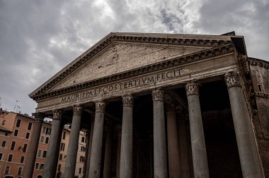 Roma, İtalya - 15 Ağustos 2024: Roma 'daki Pantheon' un dışı, Hadrian tarafından MS 126 'da inşa edilen ünlü tapınak.