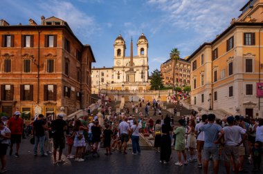 Roma, İtalya - 14 Ağustos 2024: Cosettin Kilisesi 'ndeki Santa Maria, ünlü Bocca della Verit ya da gerçeğin ağzı.